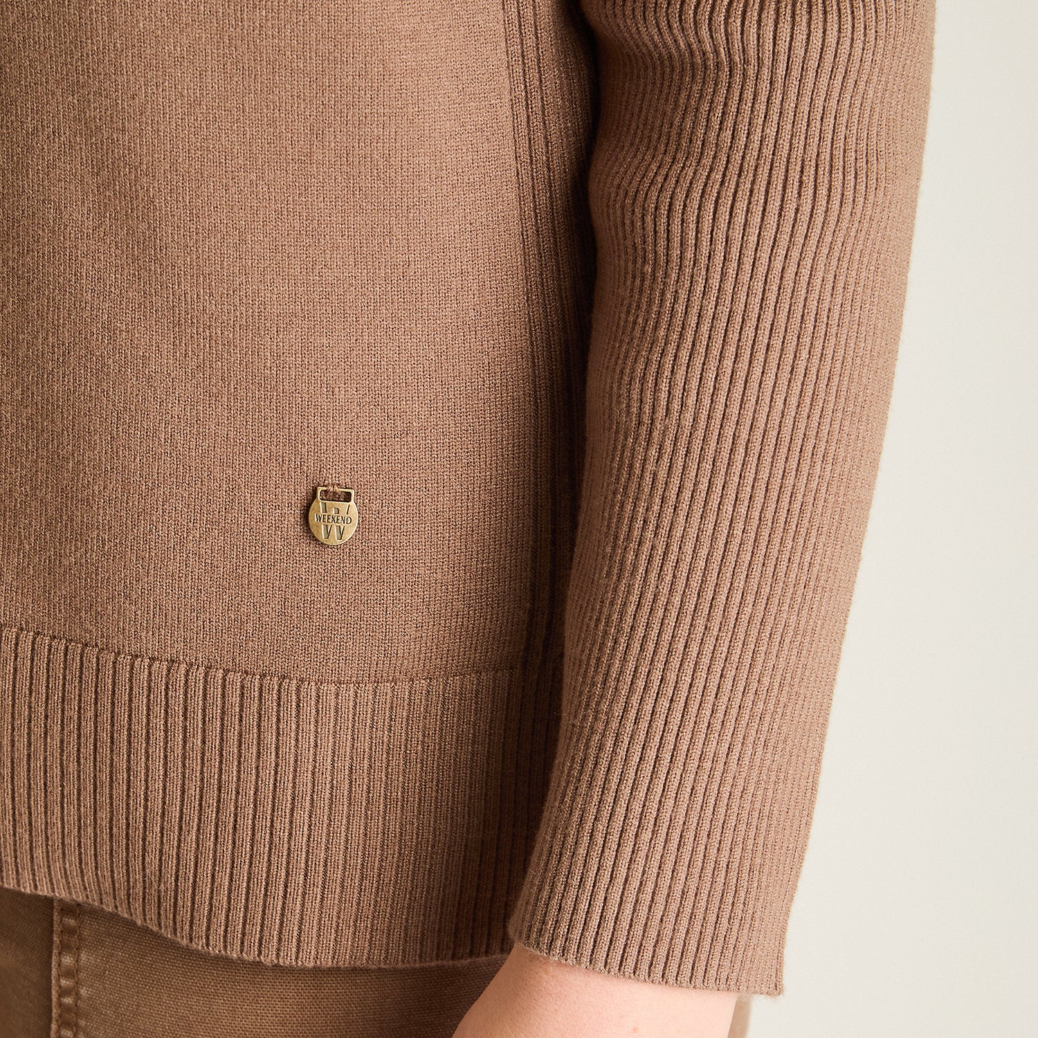 Cardigan Taupe Manga Larga Elasticidad Baja Sin Forro Calce Normal Tela Tejido