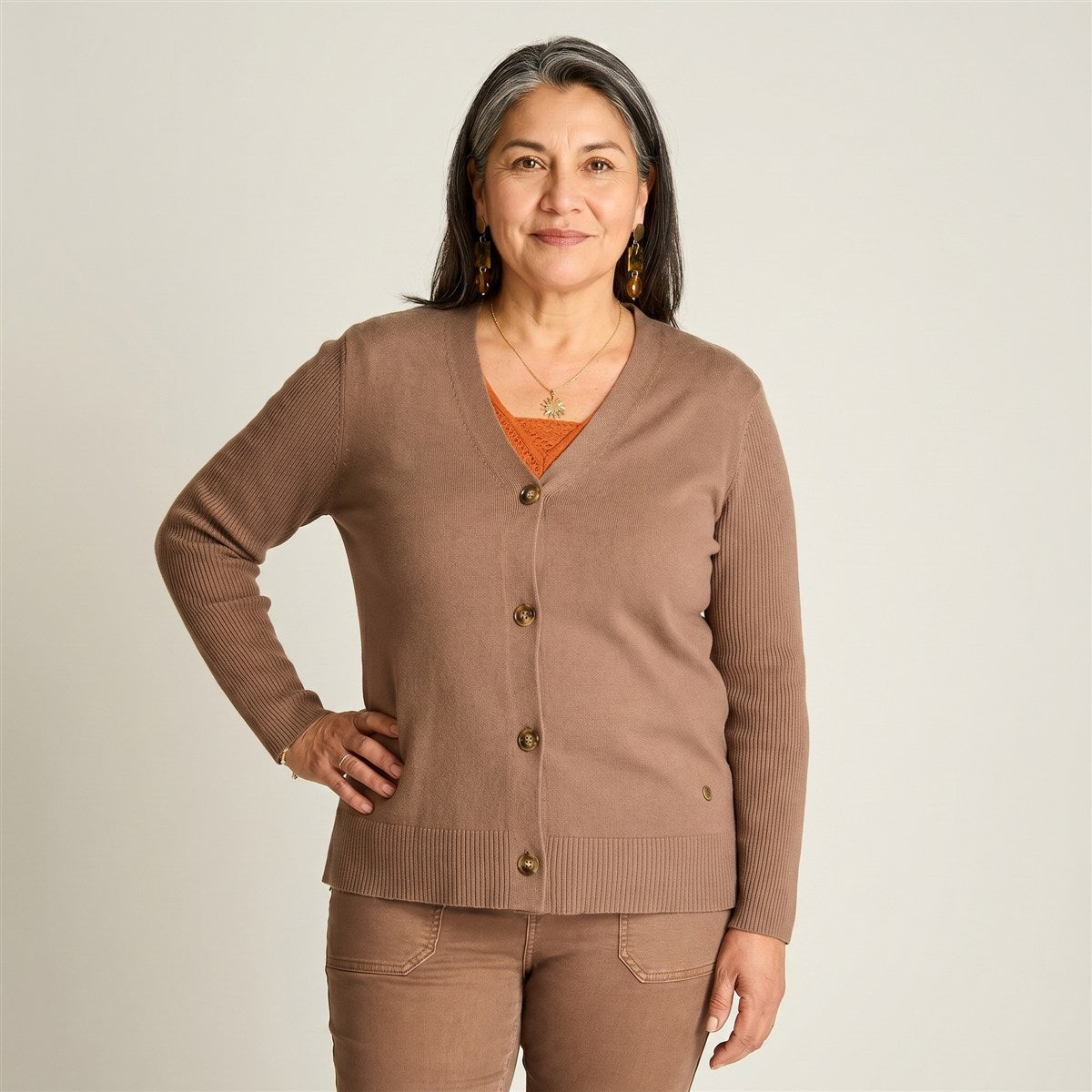 Cardigan Taupe Escote V con Botones Carey en modelo adulta