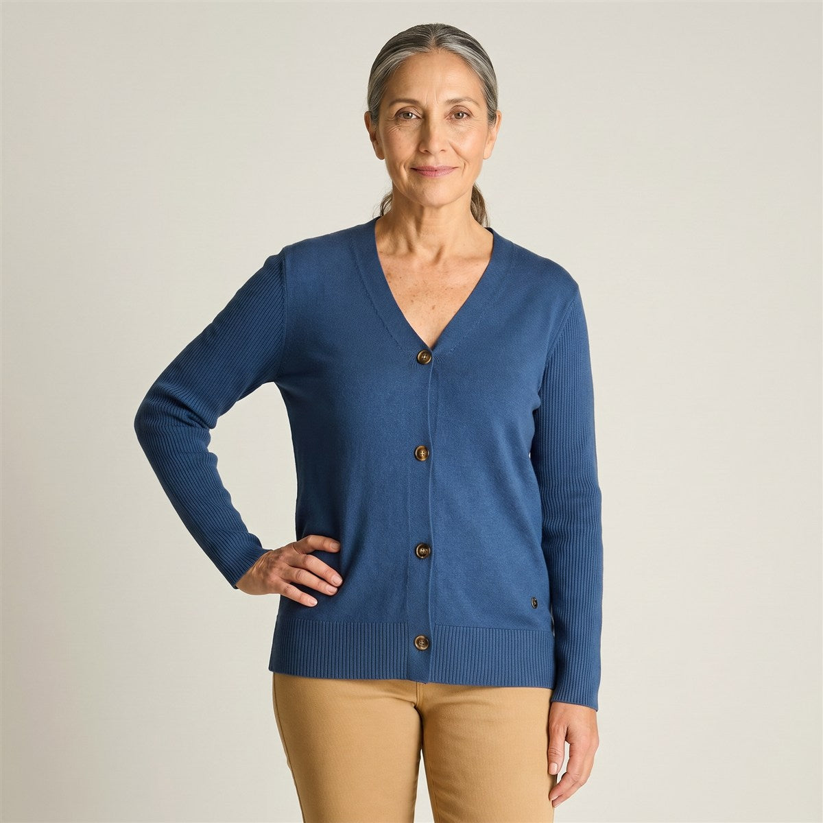 Cardigan Ãndigo Escote V con Botones Carey en modelo adulta