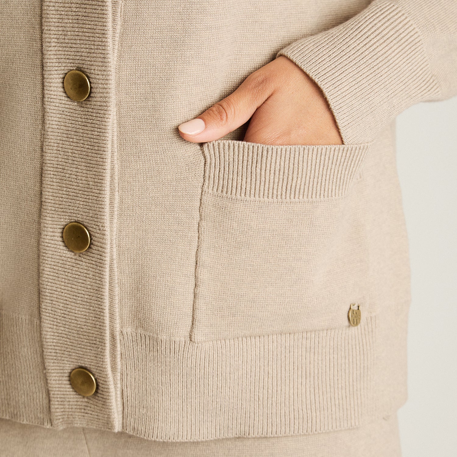Cardigan Beige Manga Larga Elasticidad Media Sin Forro Calce Normal Tela Tejido