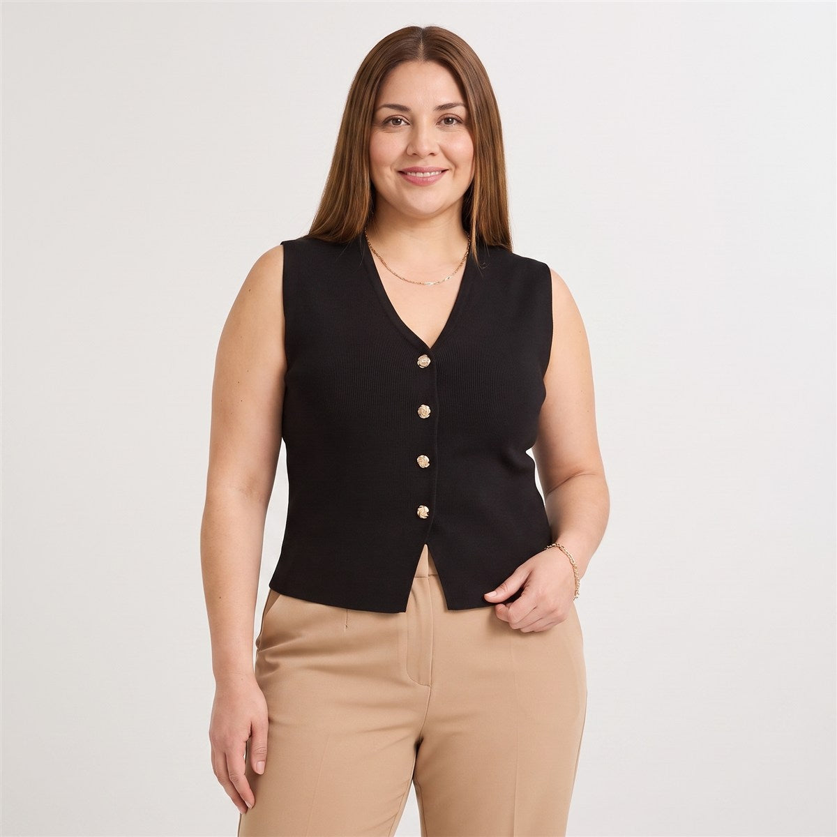 Cárdigan sin Mangas Escote V Negro en modelo plus size