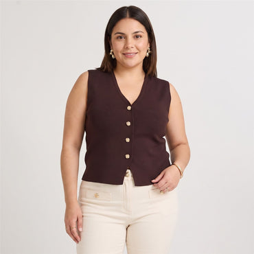 Cárdigan sin Mangas Escote V Café en modelo plus size