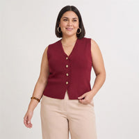 Cárdigan sin Mangas Escote V Rojo en modelo plus size