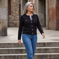 Cardigan Escote Redondo con Bolsillos Falsos Negro lifestyle