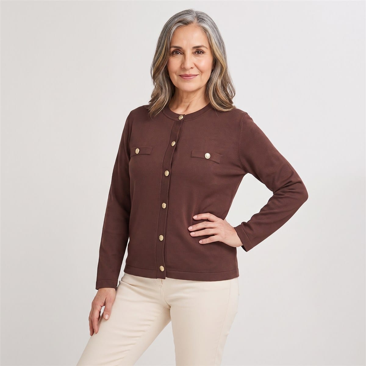 Cardigan Escote Redondo con Bolsillos Falsos Café en modelo adulta