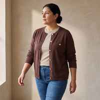 Cardigan Escote Redondo con Bolsillos Falsos Café lifestyle