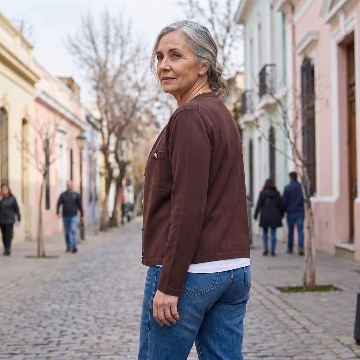Cardigan Escote Redondo con Bolsillos Falsos Café lifestyle