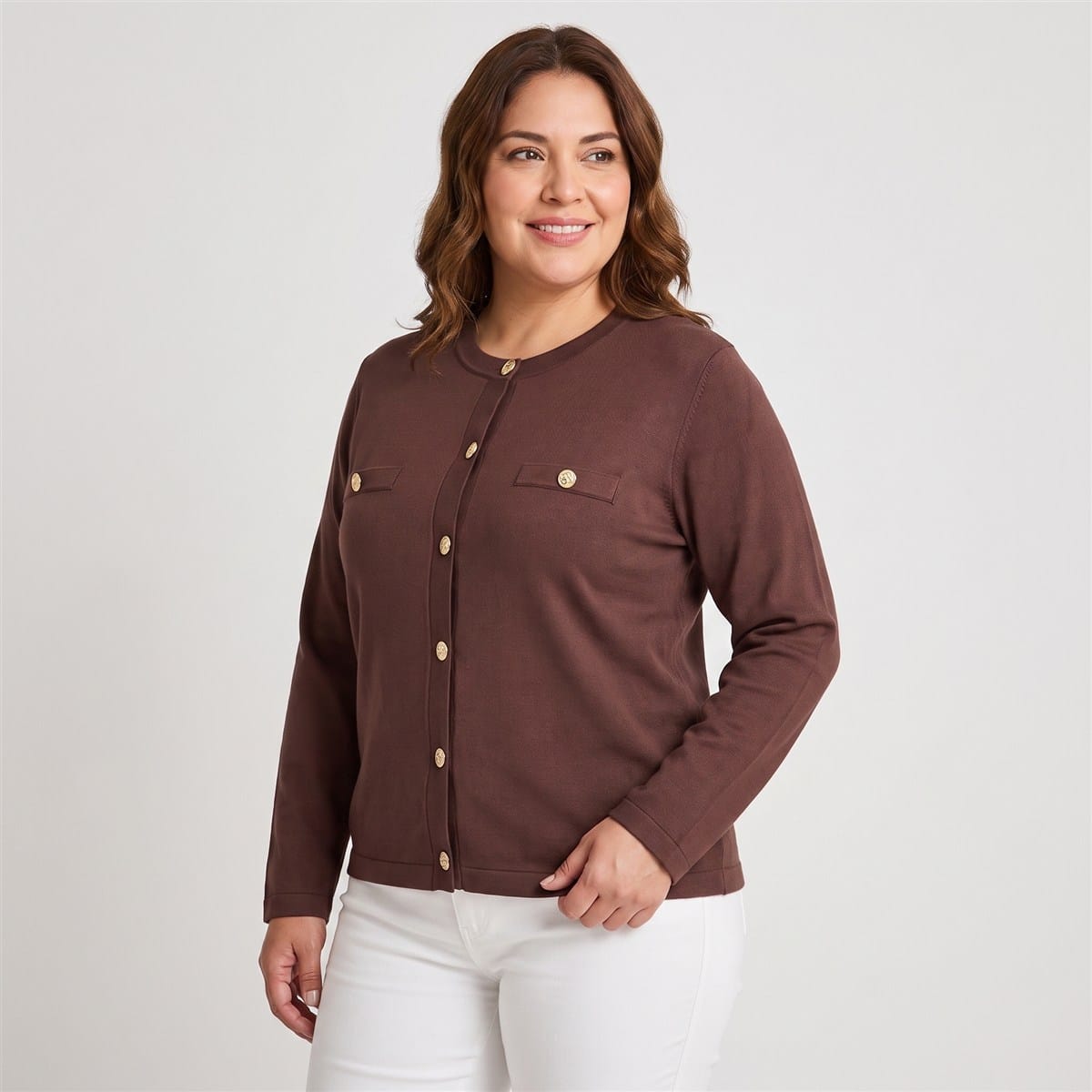 Cardigan Escote Redondo con Bolsillos Falsos Café en modelo plus size
