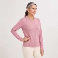 Cardigan Escote Redondo con Bolsillos Falsos Rosado en modelo adulta