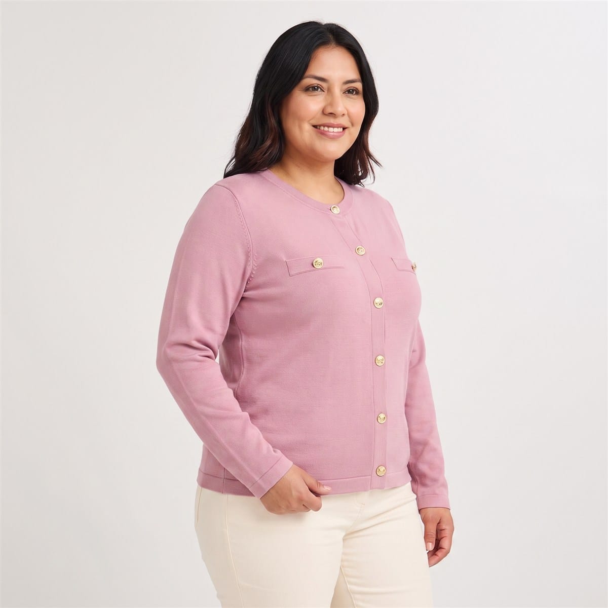 Cardigan Escote Redondo con Bolsillos Falsos Rosado en modelo plus size