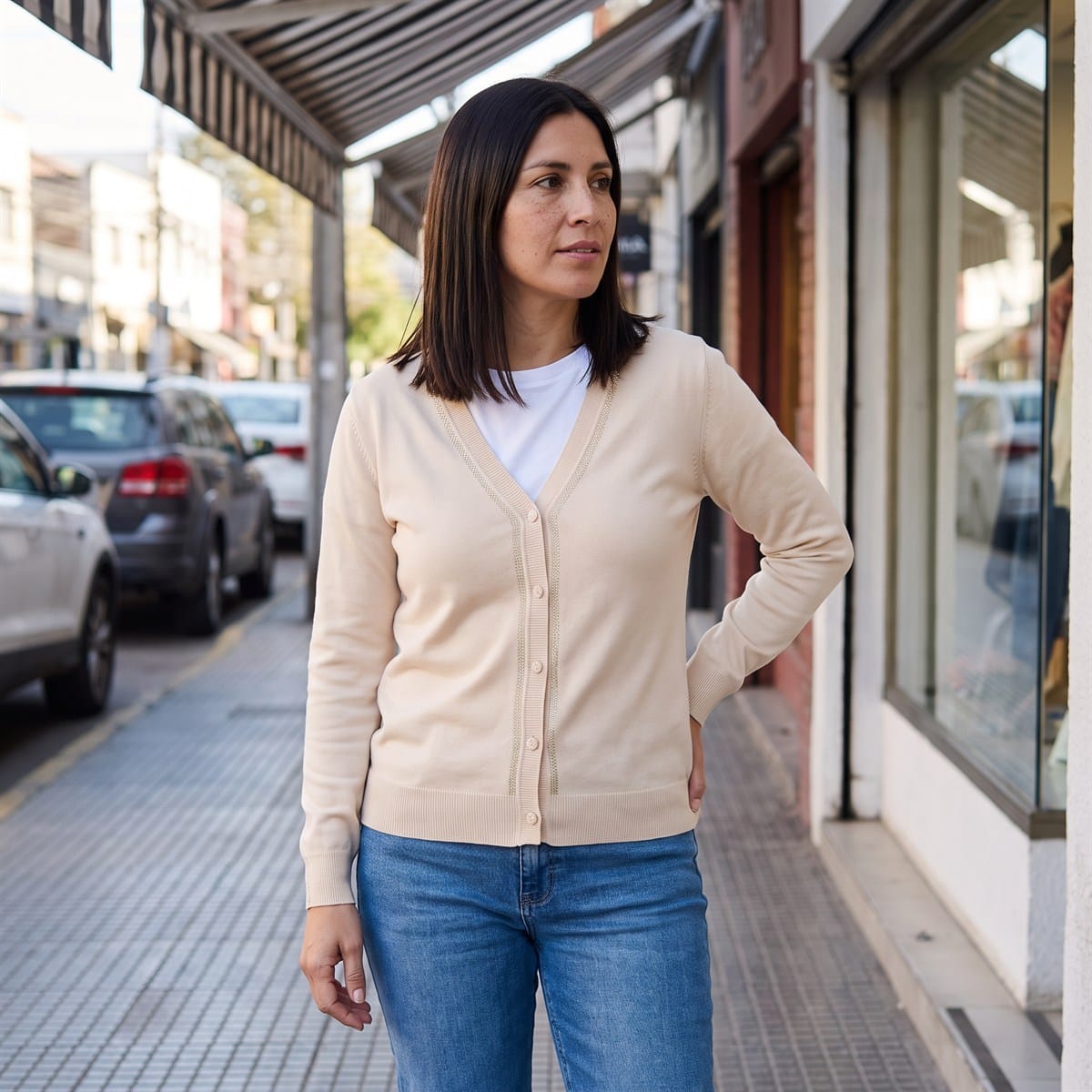 Cárdigan con Aplicación de Strass Beige lifestyle
