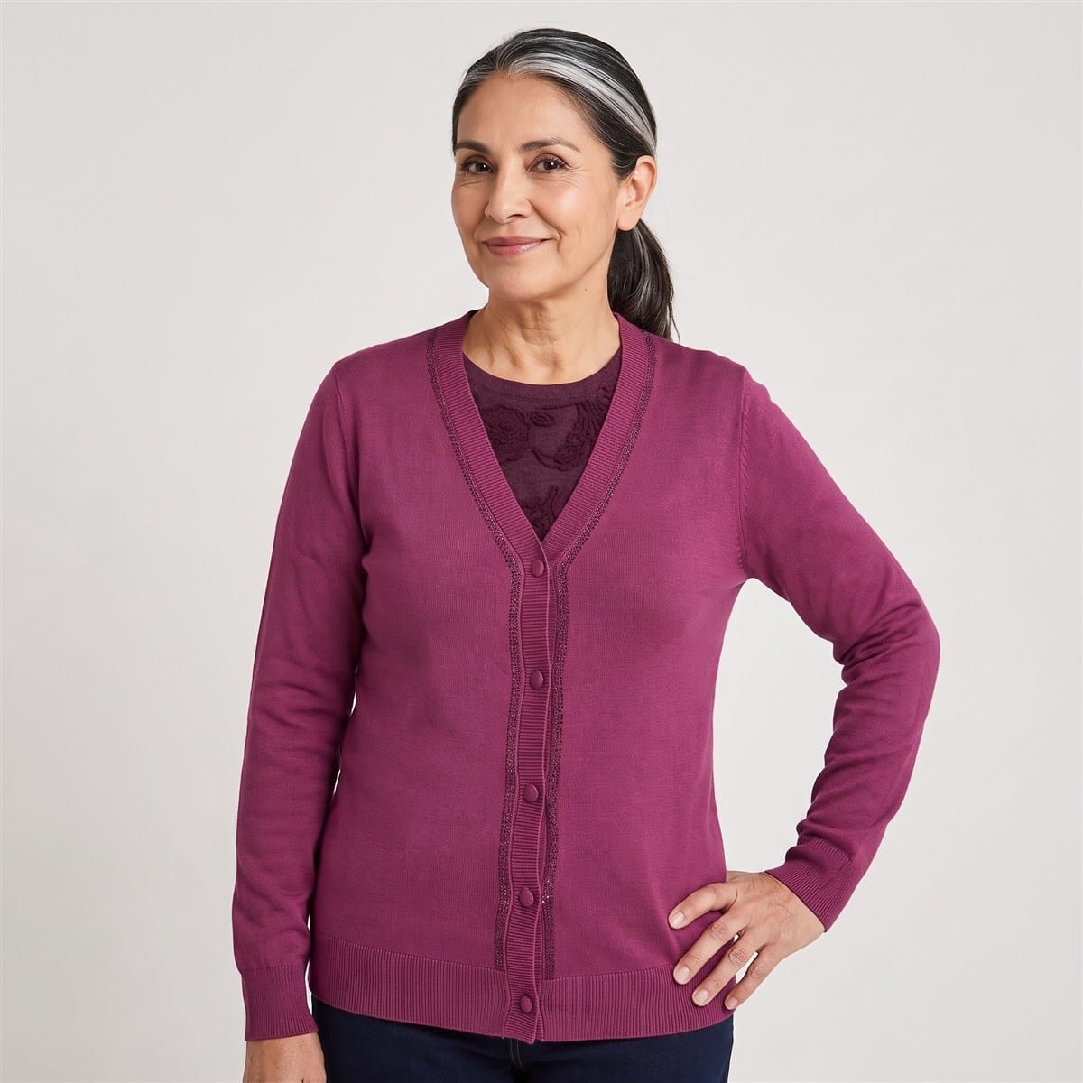 Cárdigan con Aplicación de Strass Morado en modelo adulta