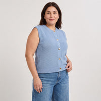 Cárdigan sin Mangas Escote Redondo Celeste en modelo plus size