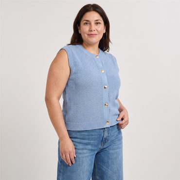 Cárdigan sin Mangas Escote Redondo Celeste en modelo plus size