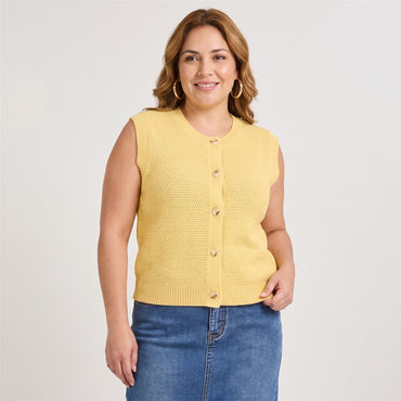 Cárdigan sin Mangas Escote Redondo Amarillo en modelo plus size