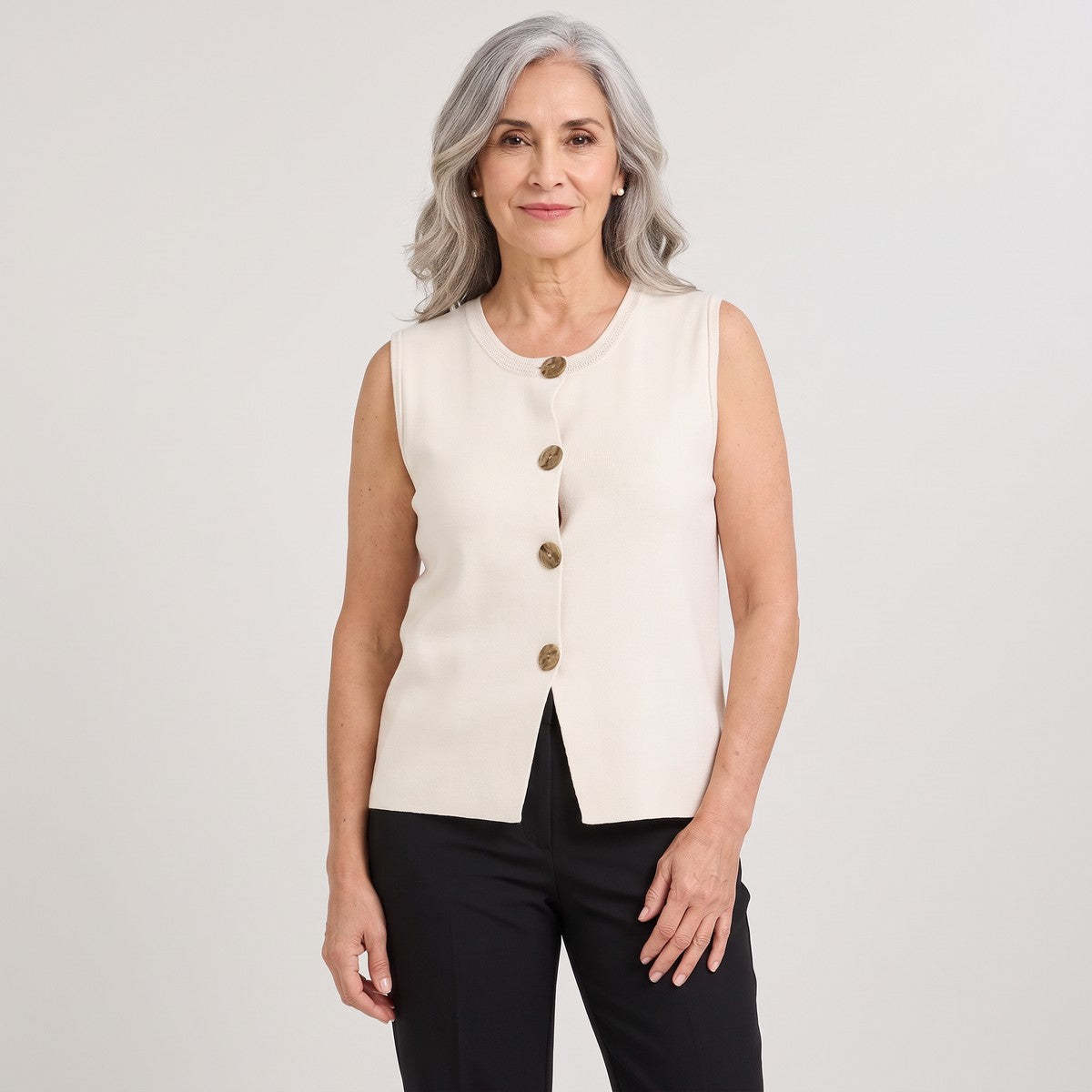 Cárdigan sin Mangas con Botones Diseño Crudo en modelo adulta