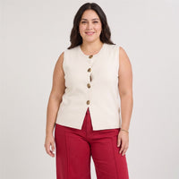 Cárdigan sin Mangas con Botones Diseño Crudo en modelo plus size