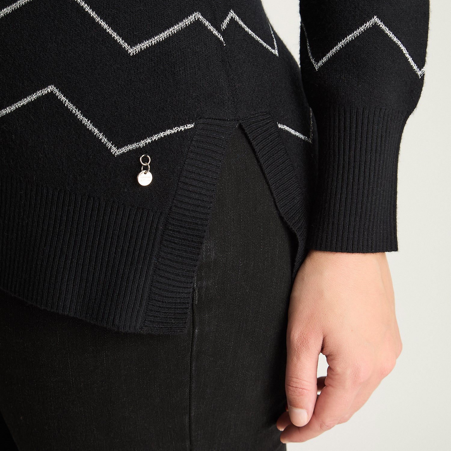 Sweater Escote Redondo Con Lineas Lurex Negro Lorenzo Di Pontti