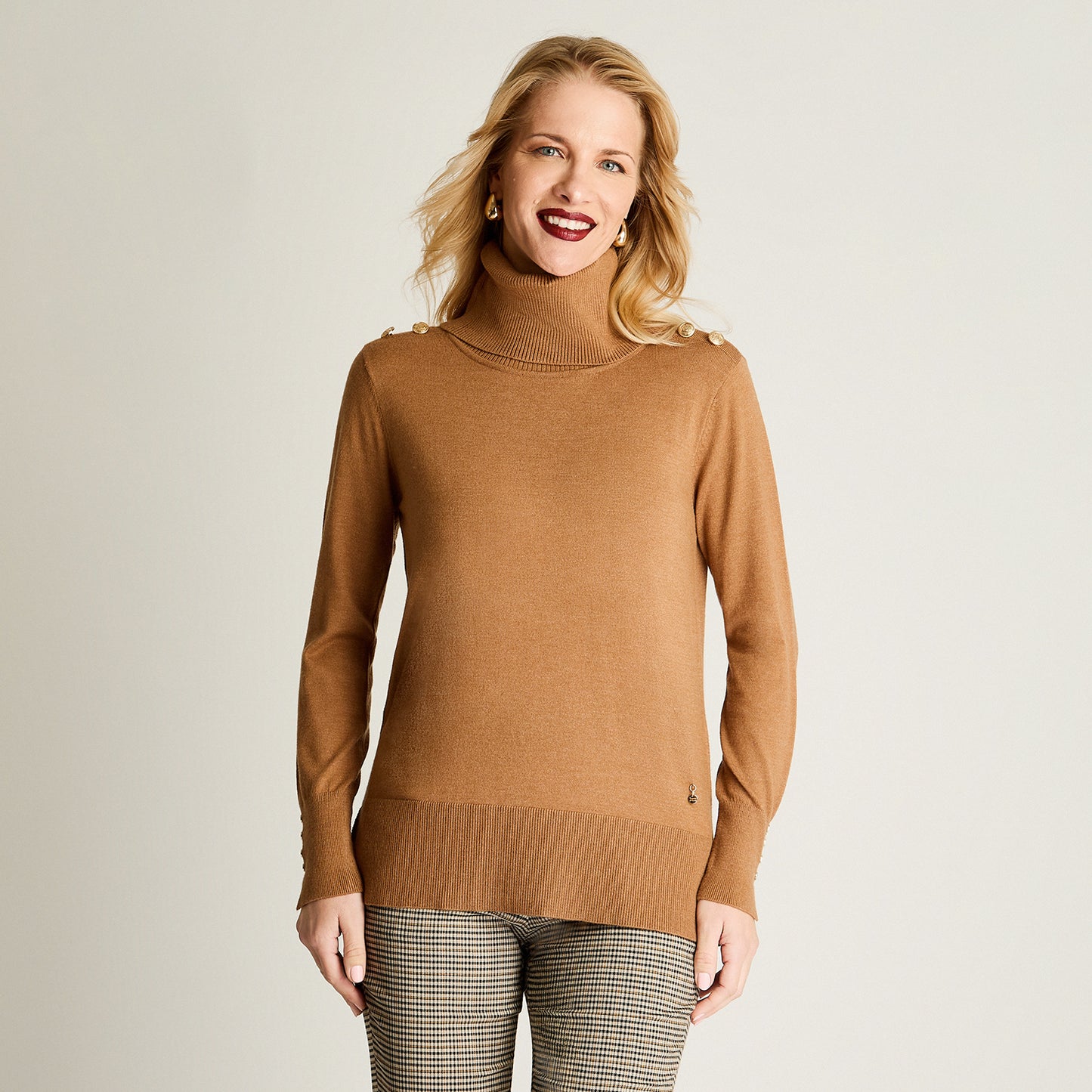 Sweater Manga Larga Cuello Alto Con Tachas Camel