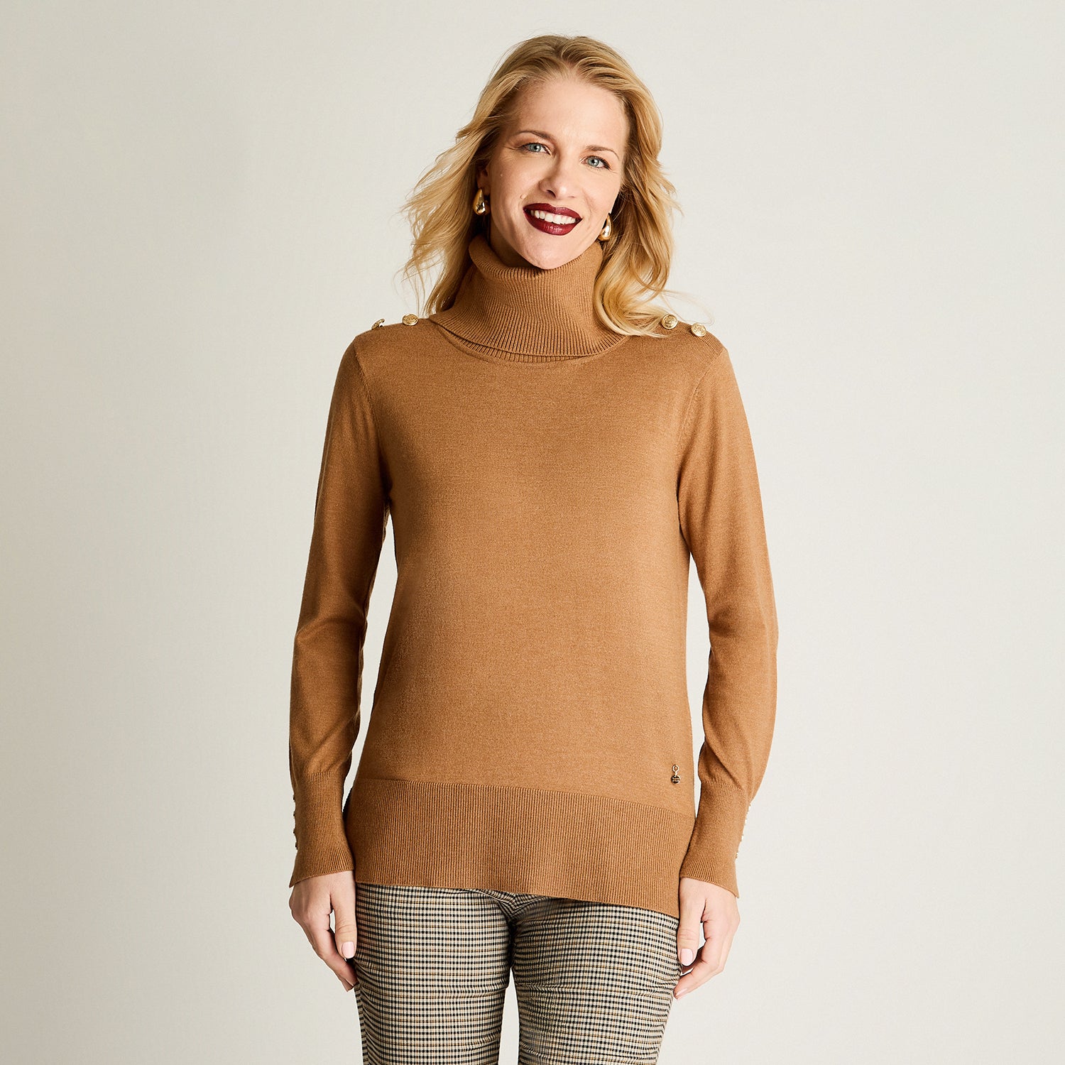 Sweater Manga Larga Cuello Alto Con Tachas Camel