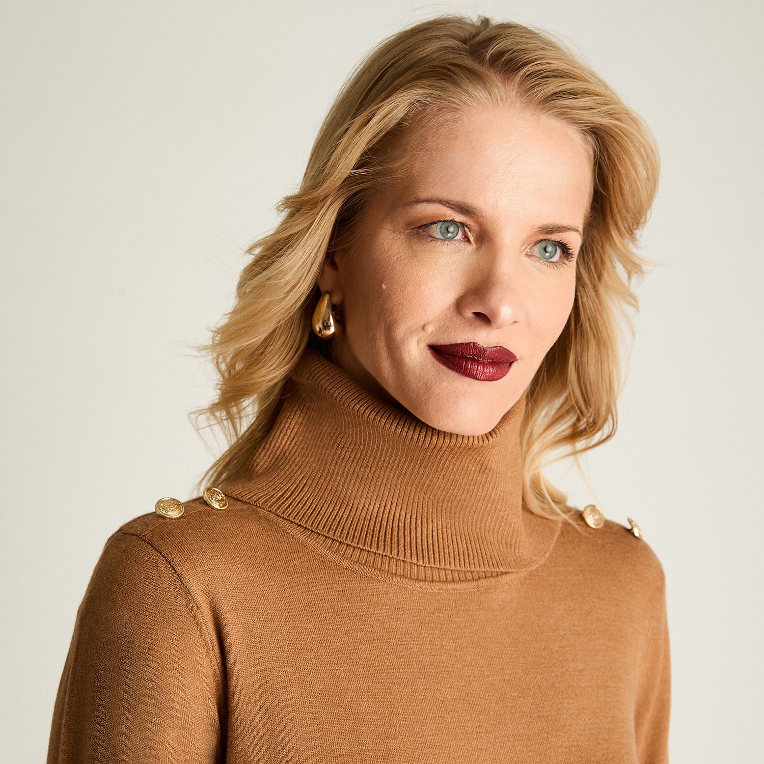 Sweater Manga Larga Cuello Alto Con Tachas Camel