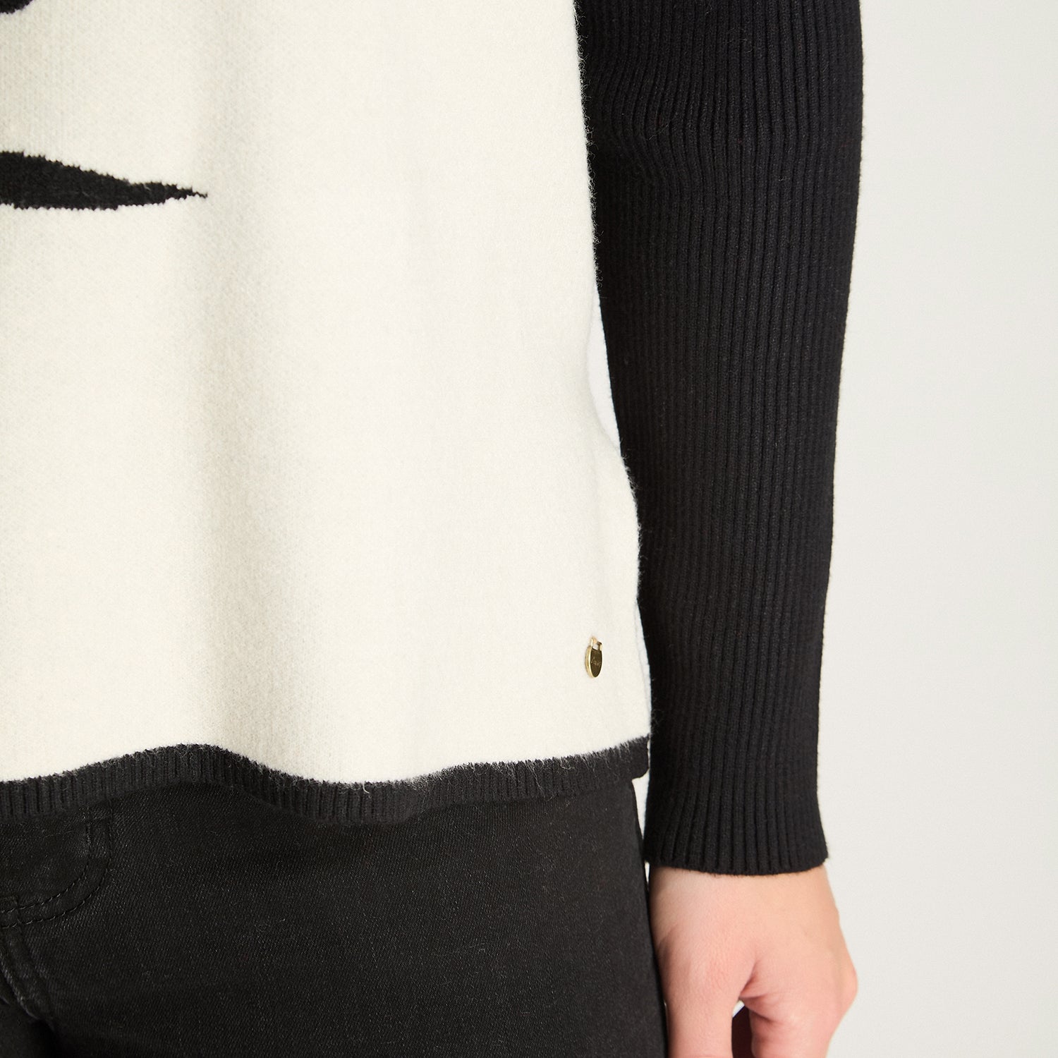 Tejido Jacquard Manga Larga Cuello Redondo Negro Curvi