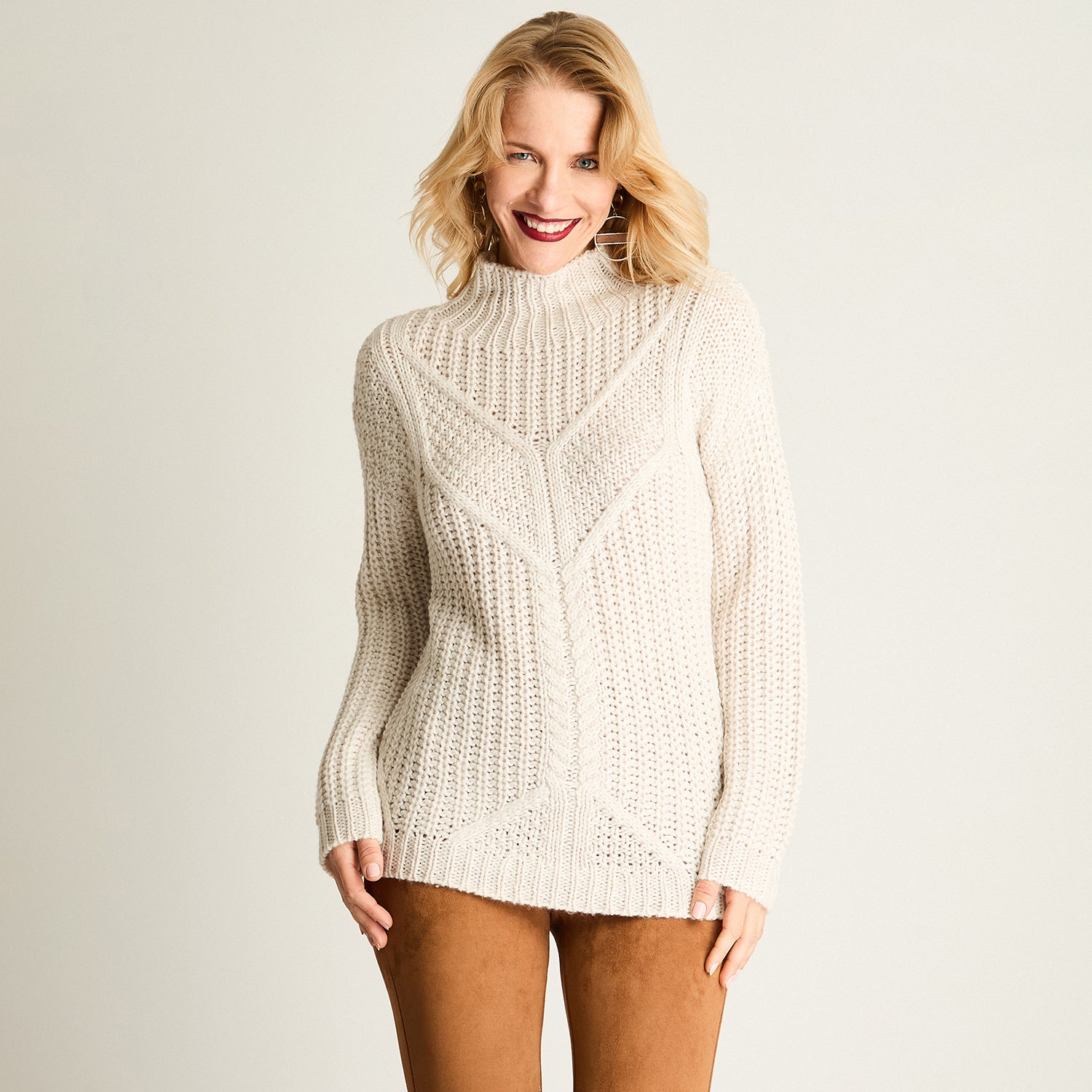 Sweater Con Diseño Trenzas, Cuello Tortuga Beige