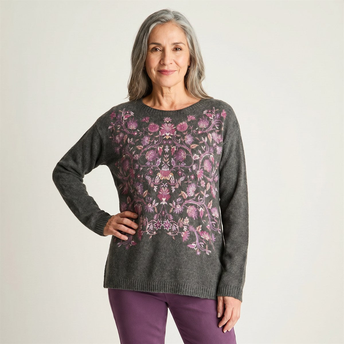 Sweater Gris Oscuro Focal Print en modelo adulta