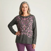 Sweater Gris Oscuro Focal Print en modelo adulta