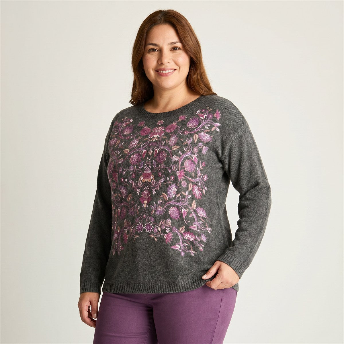 Sweater Gris Oscuro Focal Print en modelo plus size
