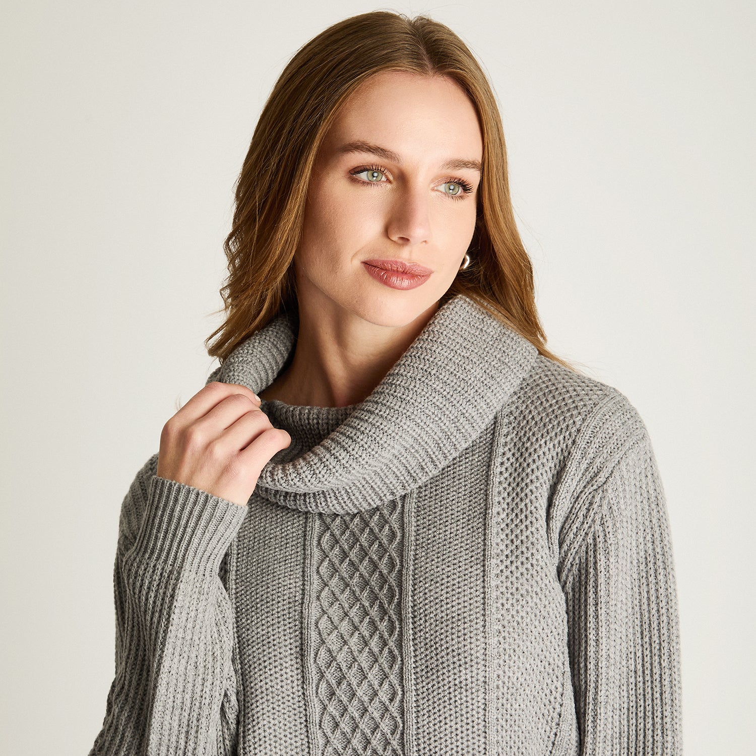 Sweater Cuello Bote Con Trenzado Gris
