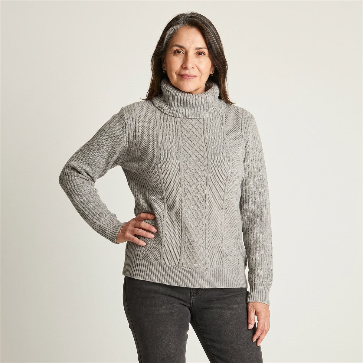 Sweater Gris Cuello Bote Con Trenzado en modelo adulta