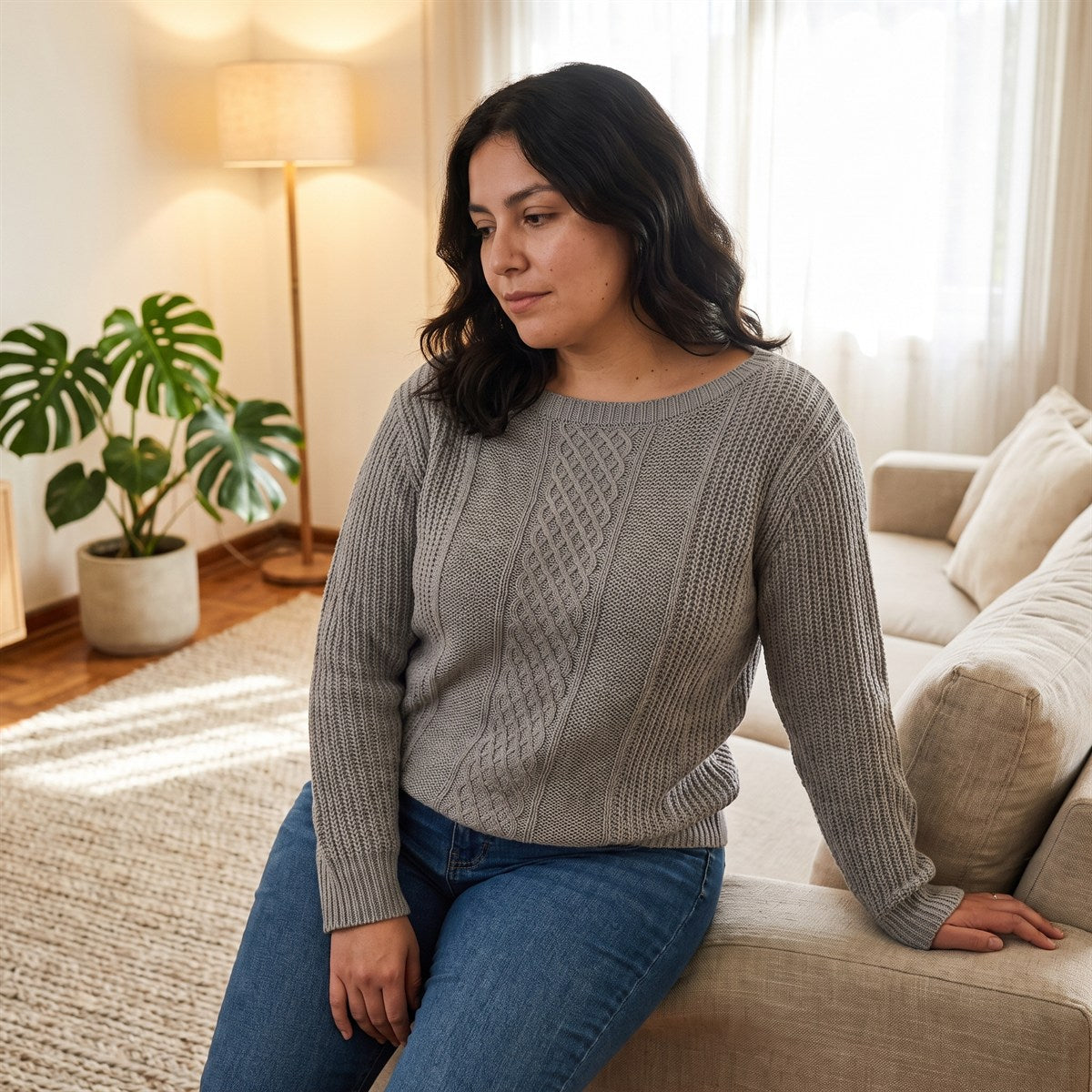 Sweater Gris Cuello Bote Con Trenzado lifestyle