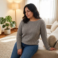 Sweater Gris Cuello Bote Con Trenzado lifestyle
