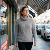 Sweater Gris Cuello Bote Con Trenzado lifestyle