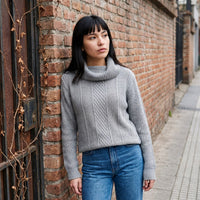 Sweater Gris Cuello Bote Con Trenzado lifestyle