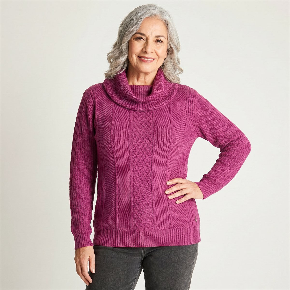 Sweater Magenta Cuello Bote Trenzado en modelo adulta