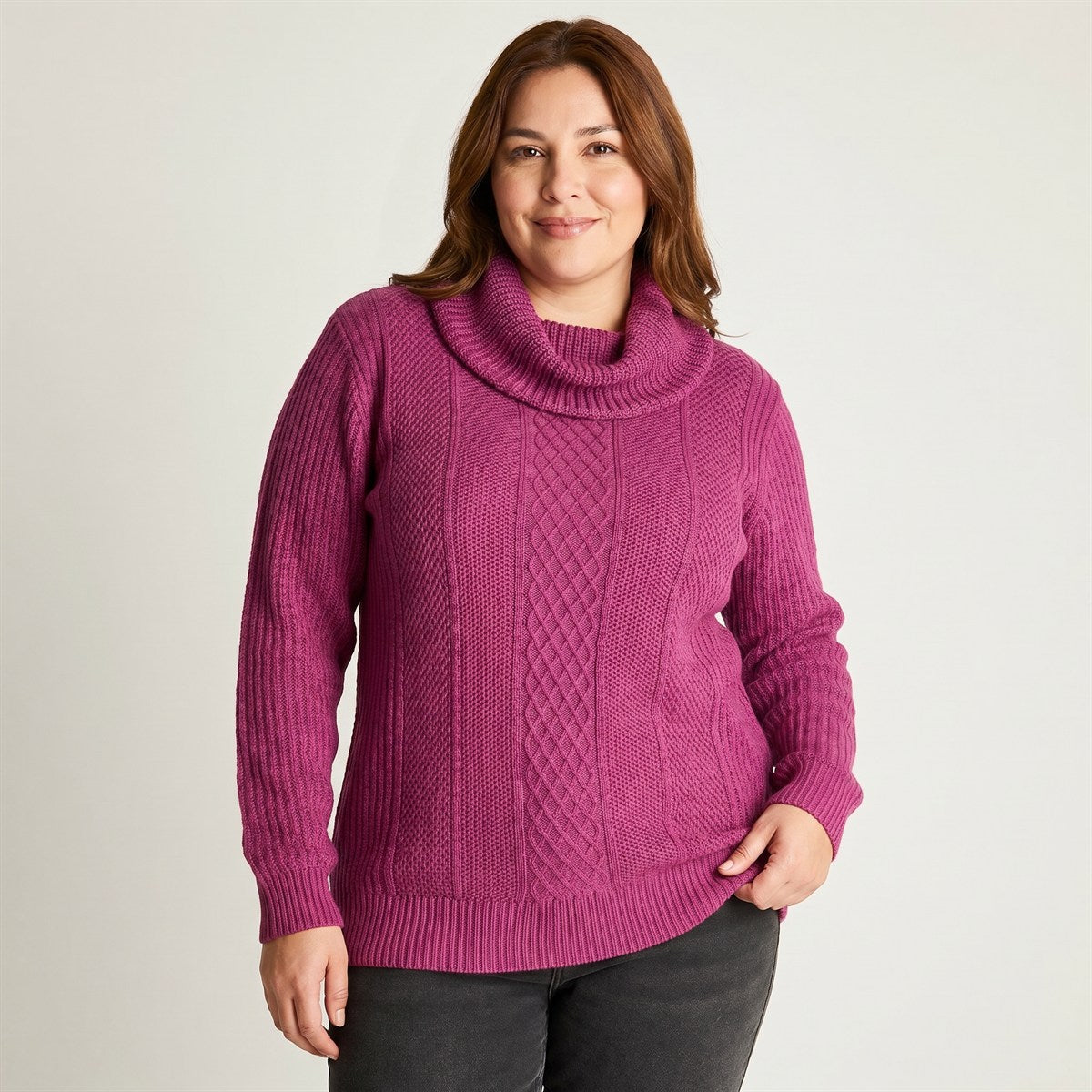 Sweater Magenta Cuello Bote Trenzado en modelo plus size