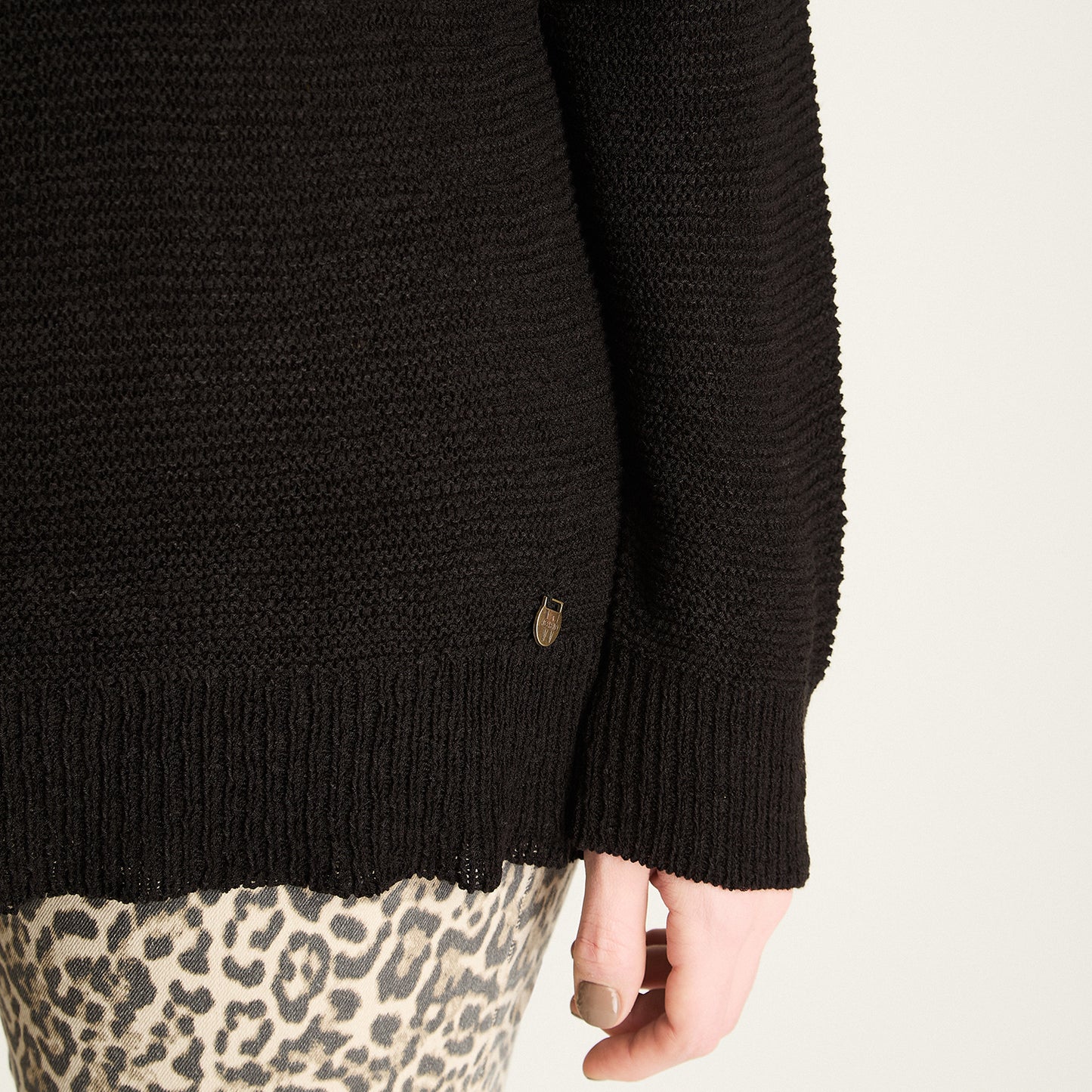 Sweater Negro Manga Larga Baja elasticidad Sin Forro Calce Normal