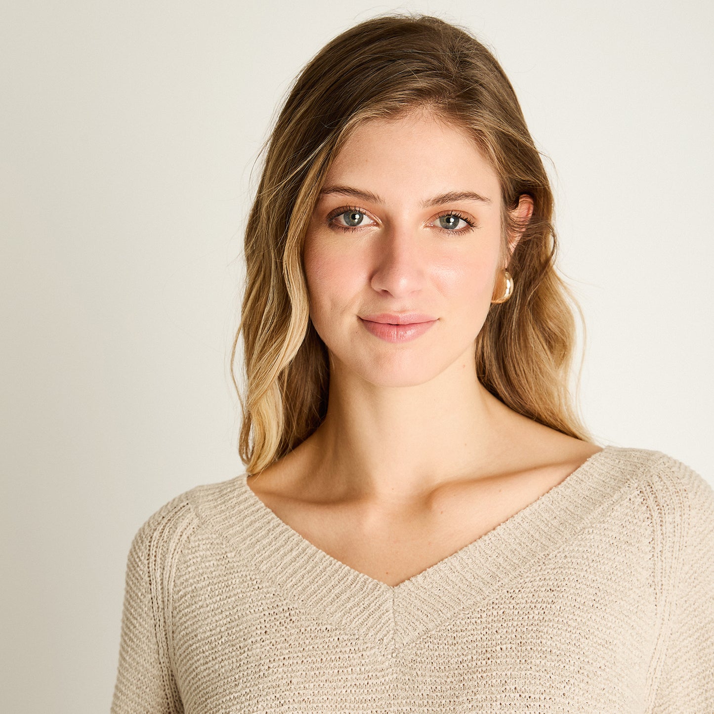 Sweater Beige Manga Larga Baja elasticidad Sin Forro Calce Normal