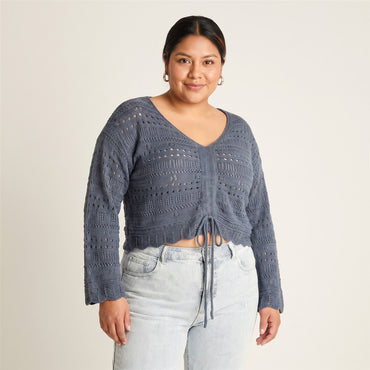 Sweater Azul Tejido Calado en modelo plus size