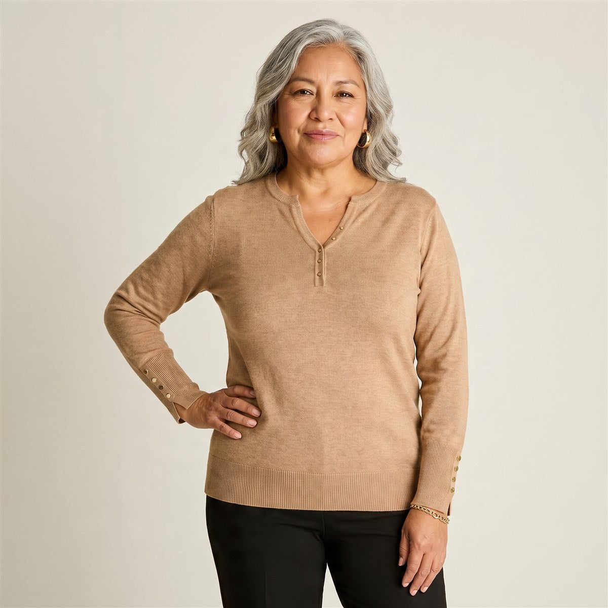 Sweater Camel Escote Mao con Botones en Manga en modelo adulta