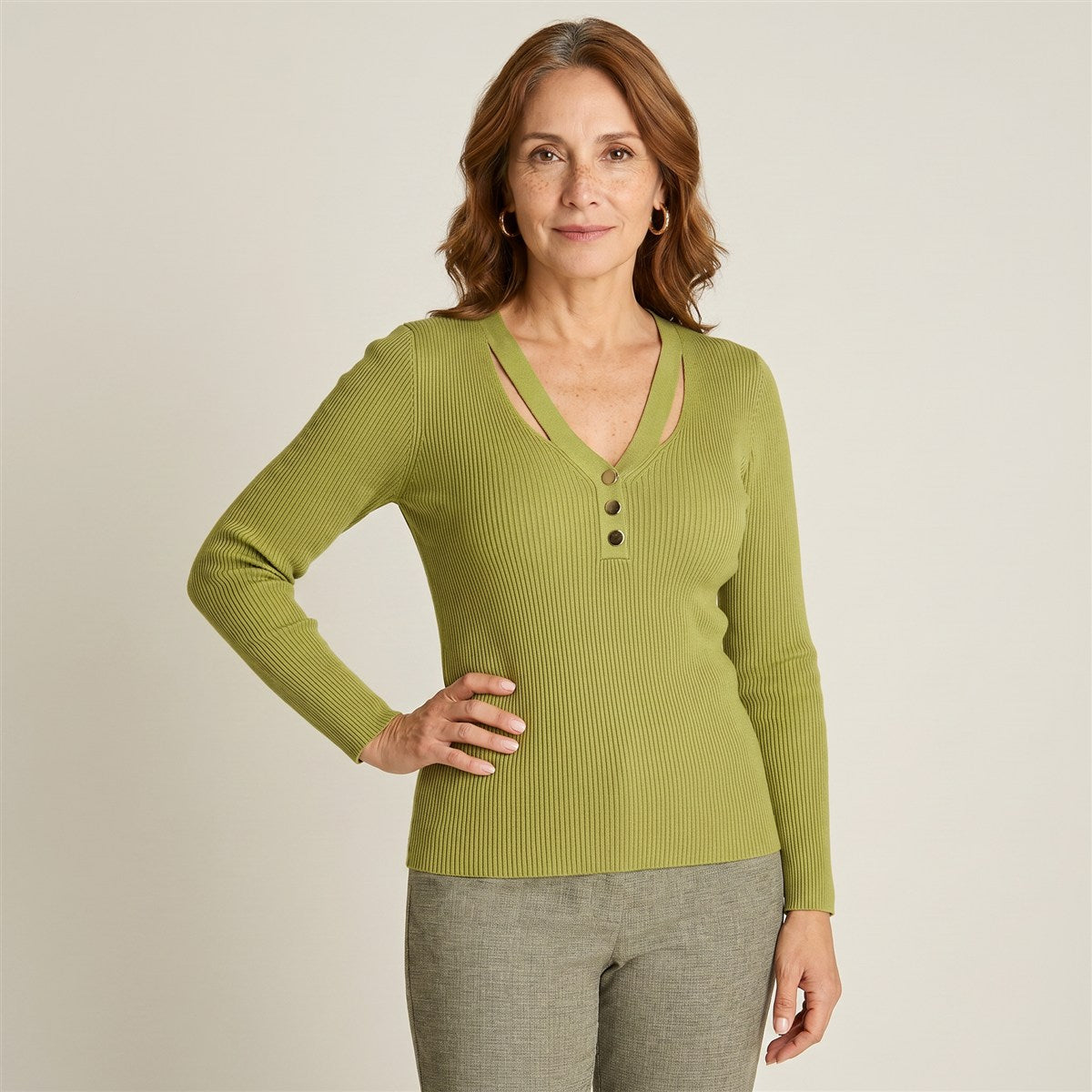 Sweater Pistacho Escote V con Cut Out en modelo adulta
