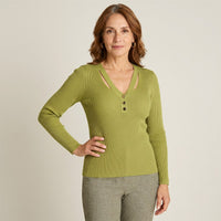 Sweater Pistacho Escote V con Cut Out en modelo adulta