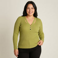 Sweater Pistacho Escote V con Cut Out en modelo plus size