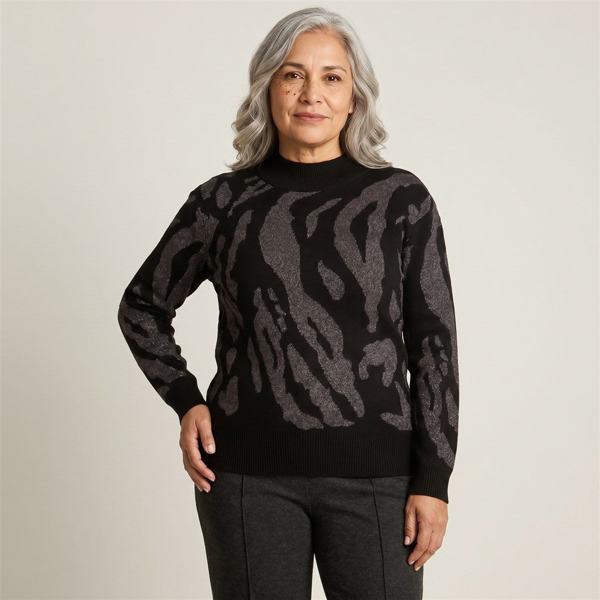 Sweater Negro con Estampado Animal Print y LÃºrex en modelo adulta