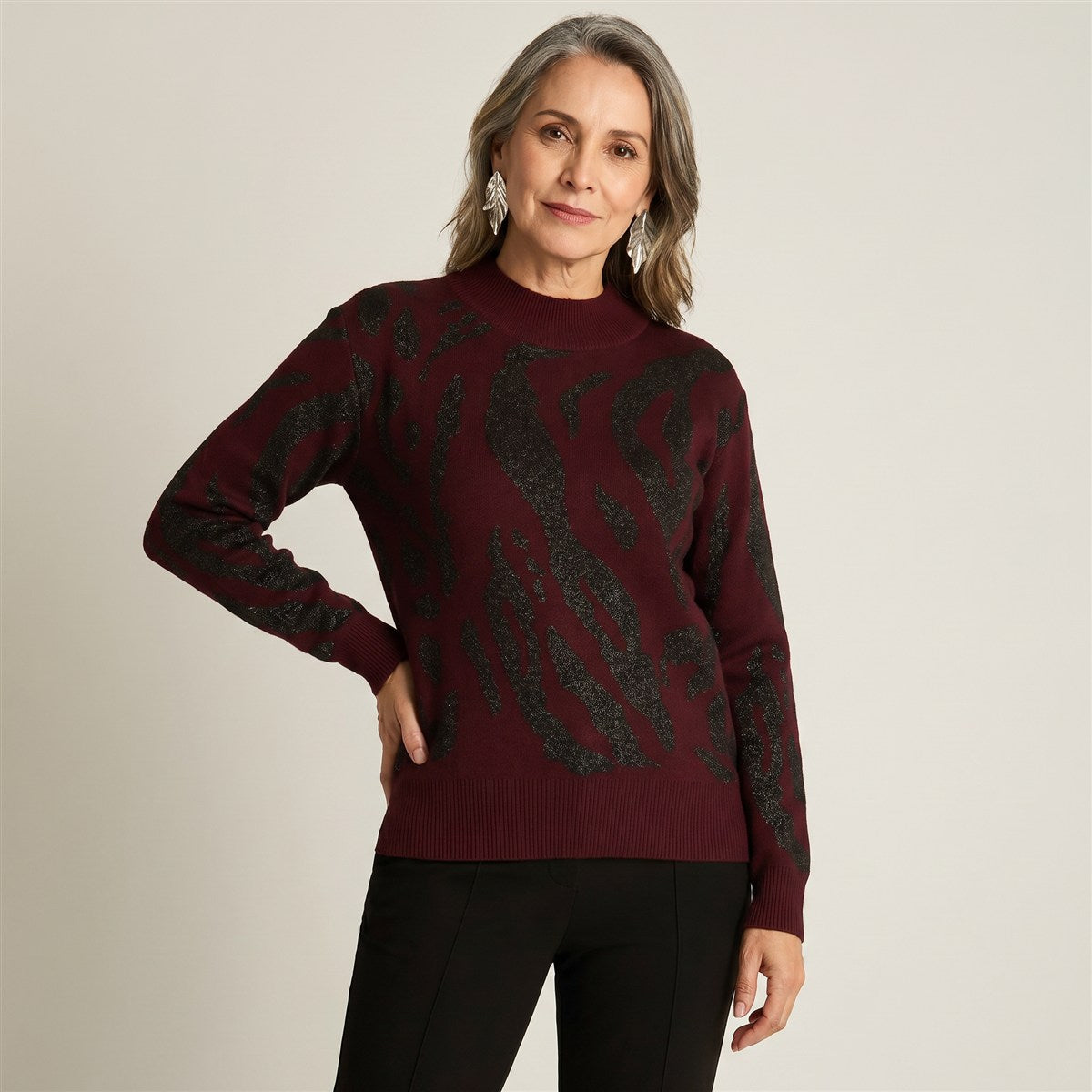 Sweater Burdeo con Estampado Animal Print y Lúrex en Tejido en modelo adulta