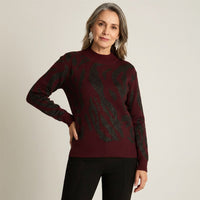 Sweater Burdeo con Estampado Animal Print y Lúrex en Tejido en modelo adulta