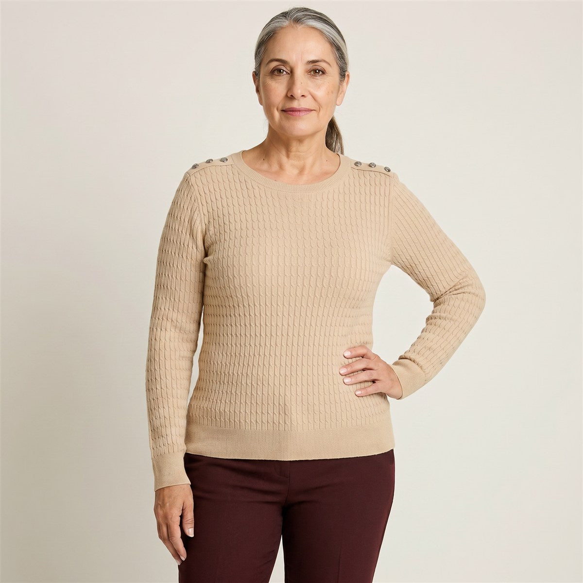 Sweater Beige con Trenzado en Relieve y Botones Plateados en Hombro en modelo adulta