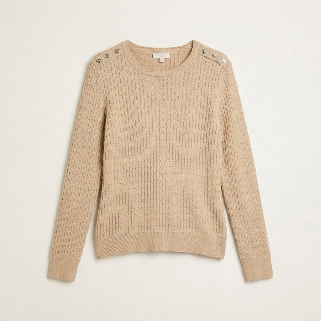 Sweater Beige con Trenzado en Relieve y Botones Plateados en Hombro en plano